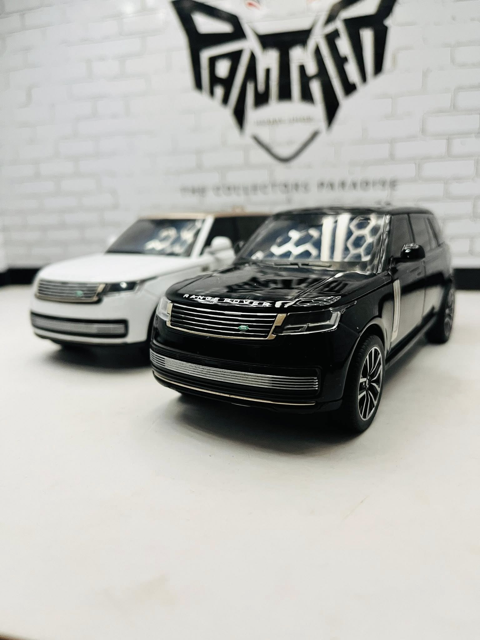 Range Rover SV 2022 1:32 Scale Diecast Model