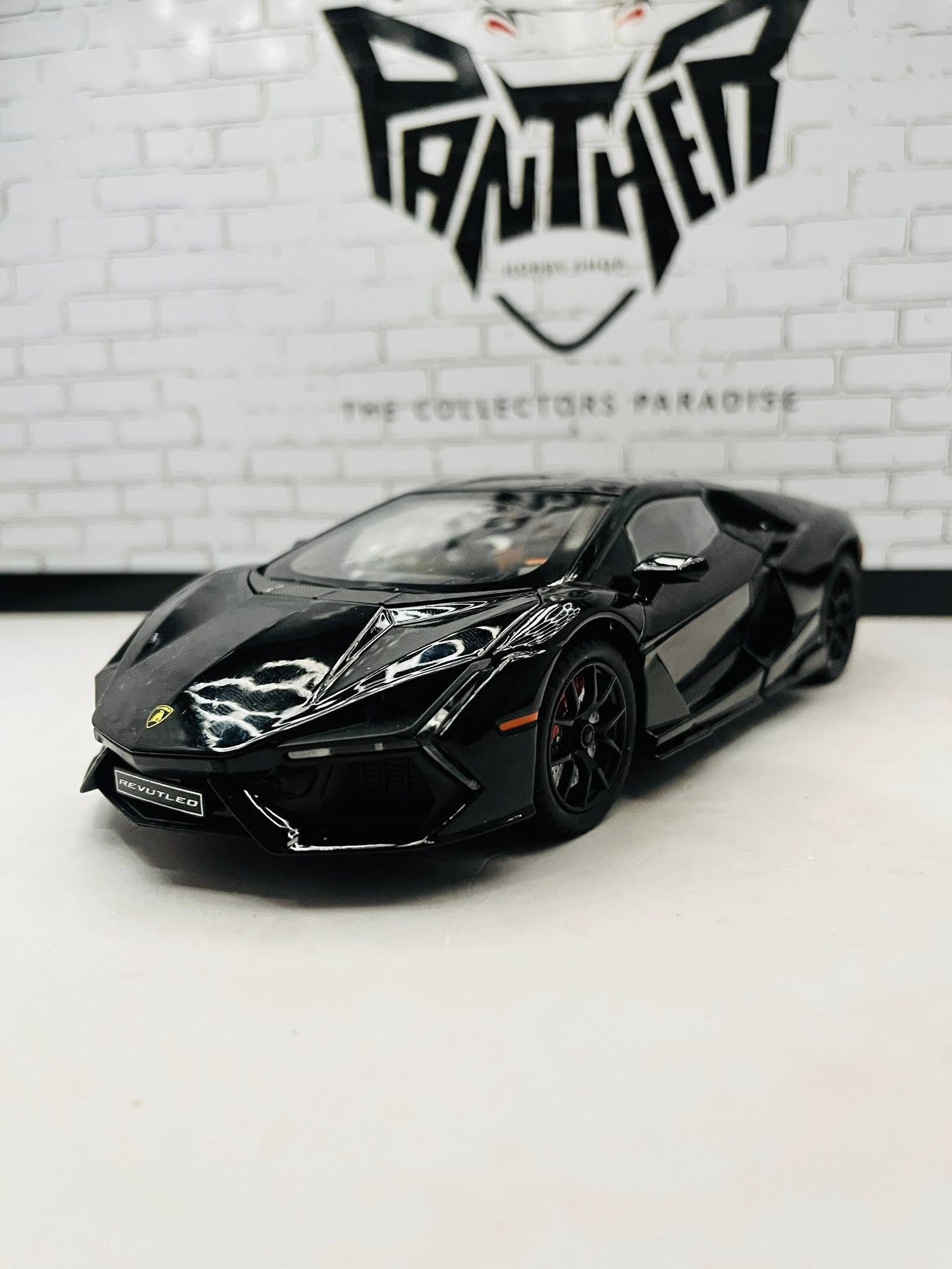 Lamborghini Revuelto 1:24 Scale Diecast Model