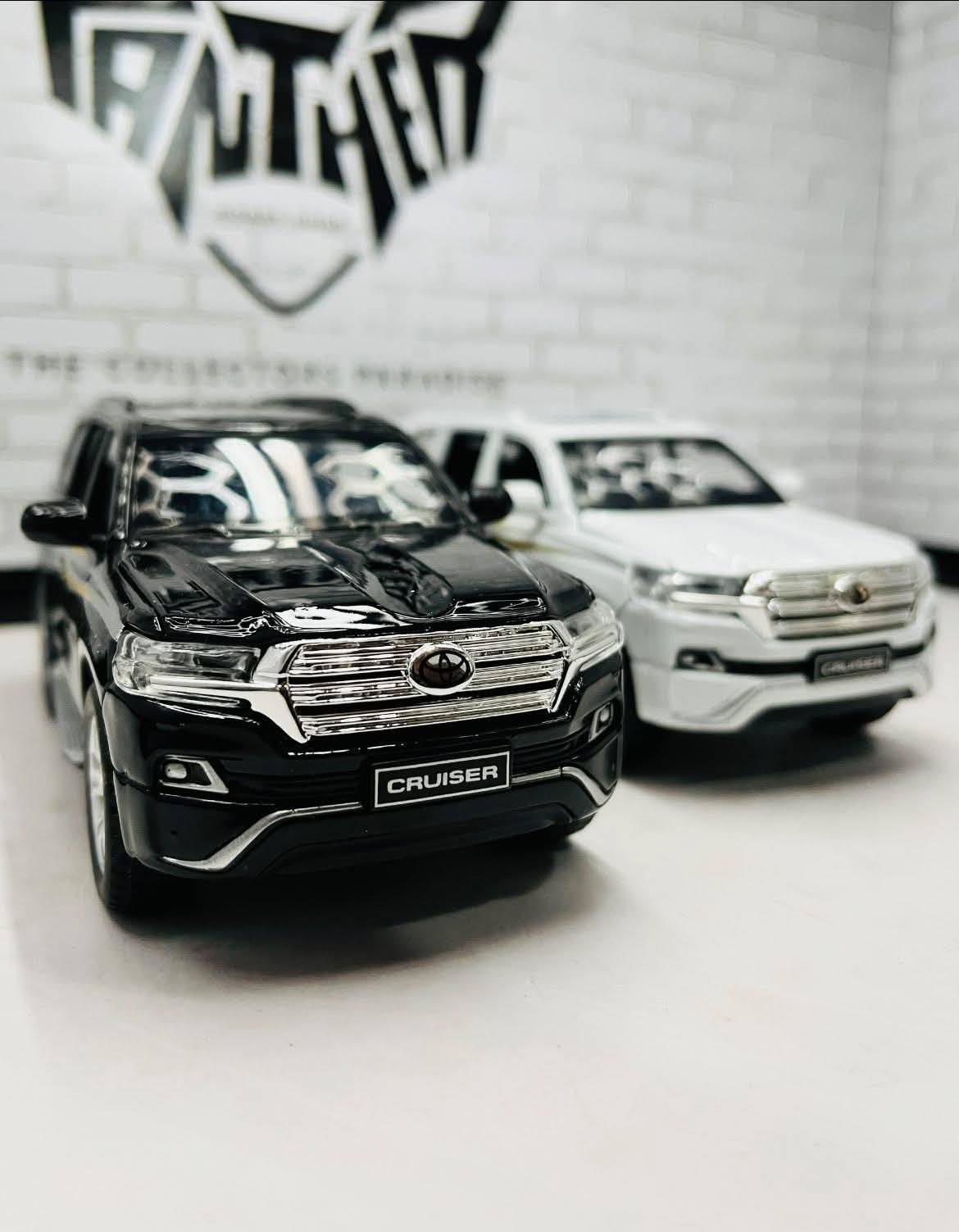 Toyota Land Cruiser LC200 V8 1:32 Scale Diecast Model
