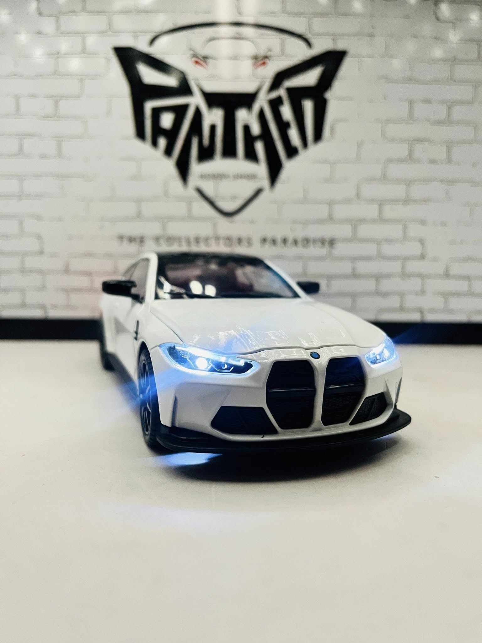 BMW M4 Competition 1:24 Scale Diecast Model