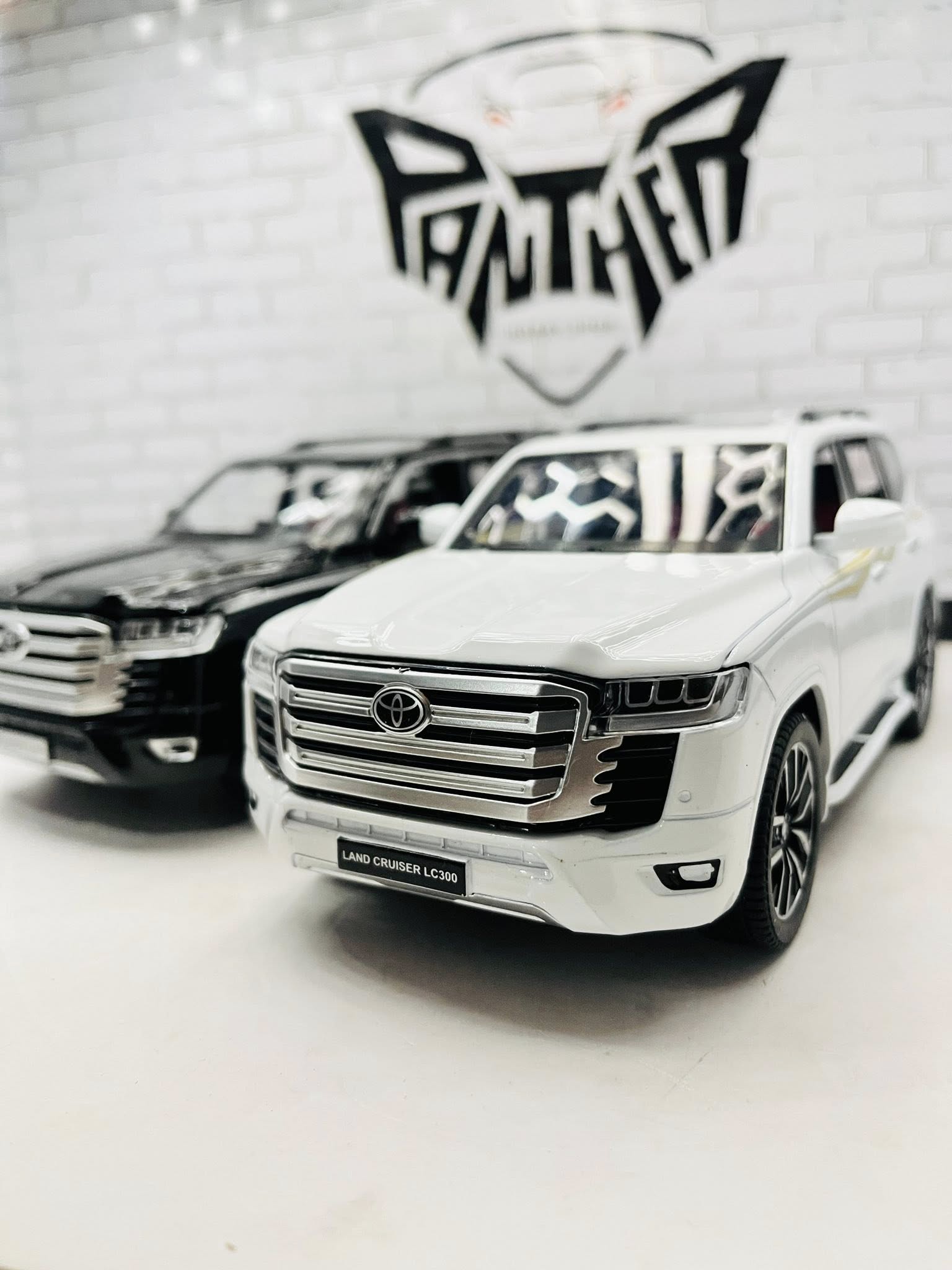 Toyota Land Cruiser LC300 1:24 Scale Diecast Model