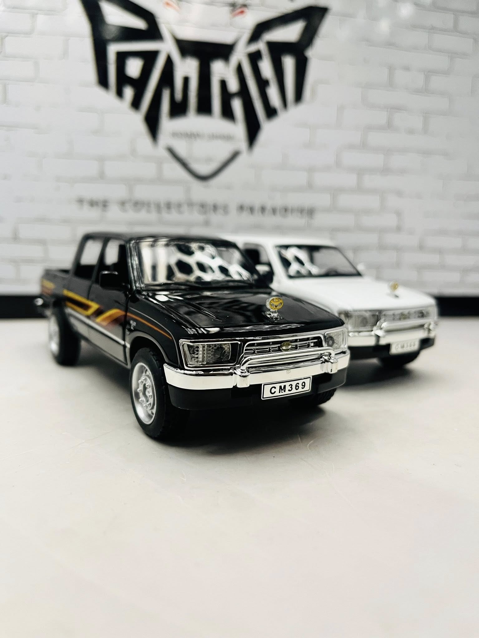 Toyota Hilux 2400 1:32 Scale Diecast Model