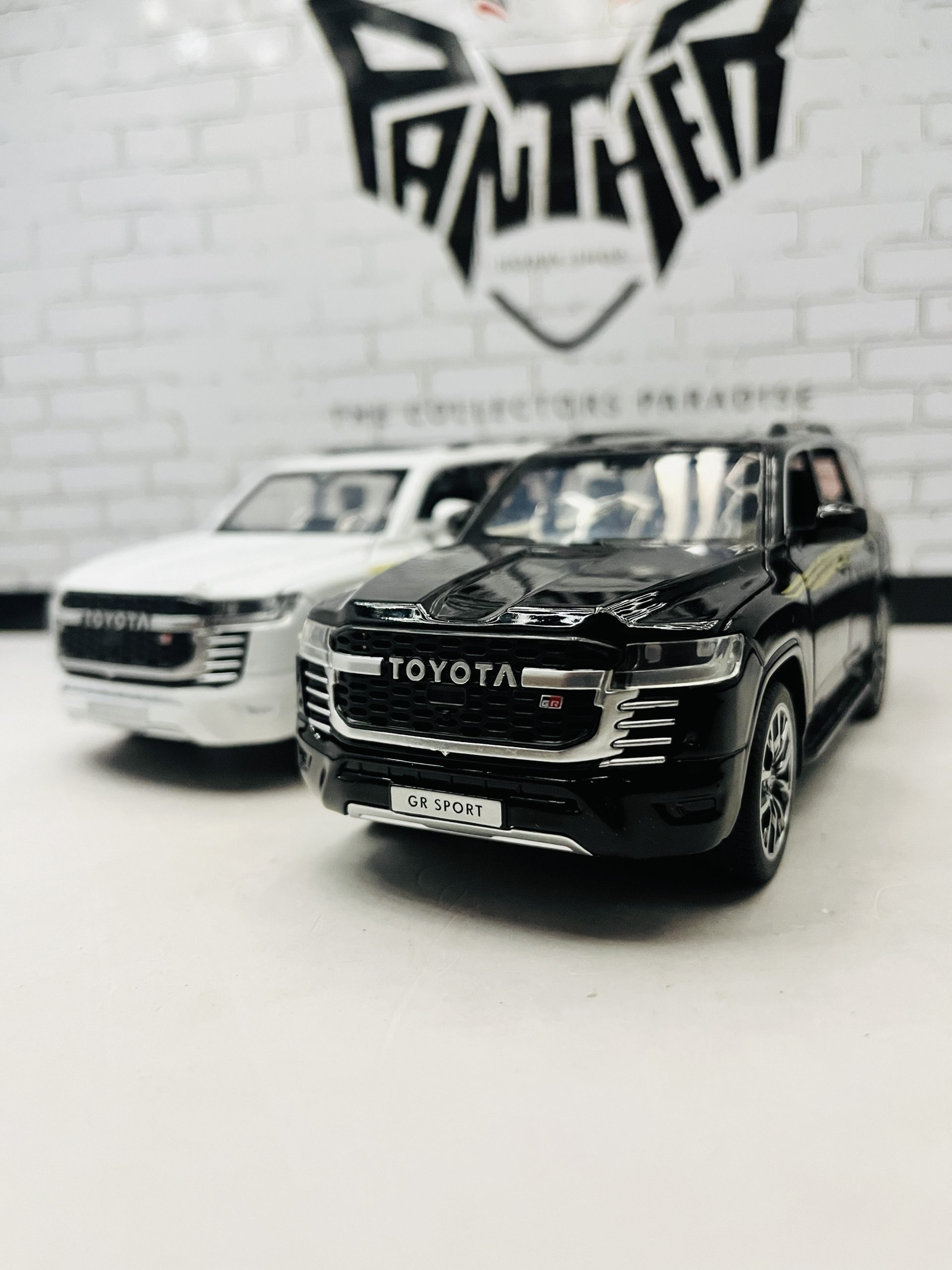 Toyota Land Cruiser LC300 GR Sport 1:32 Scale Diecast Model