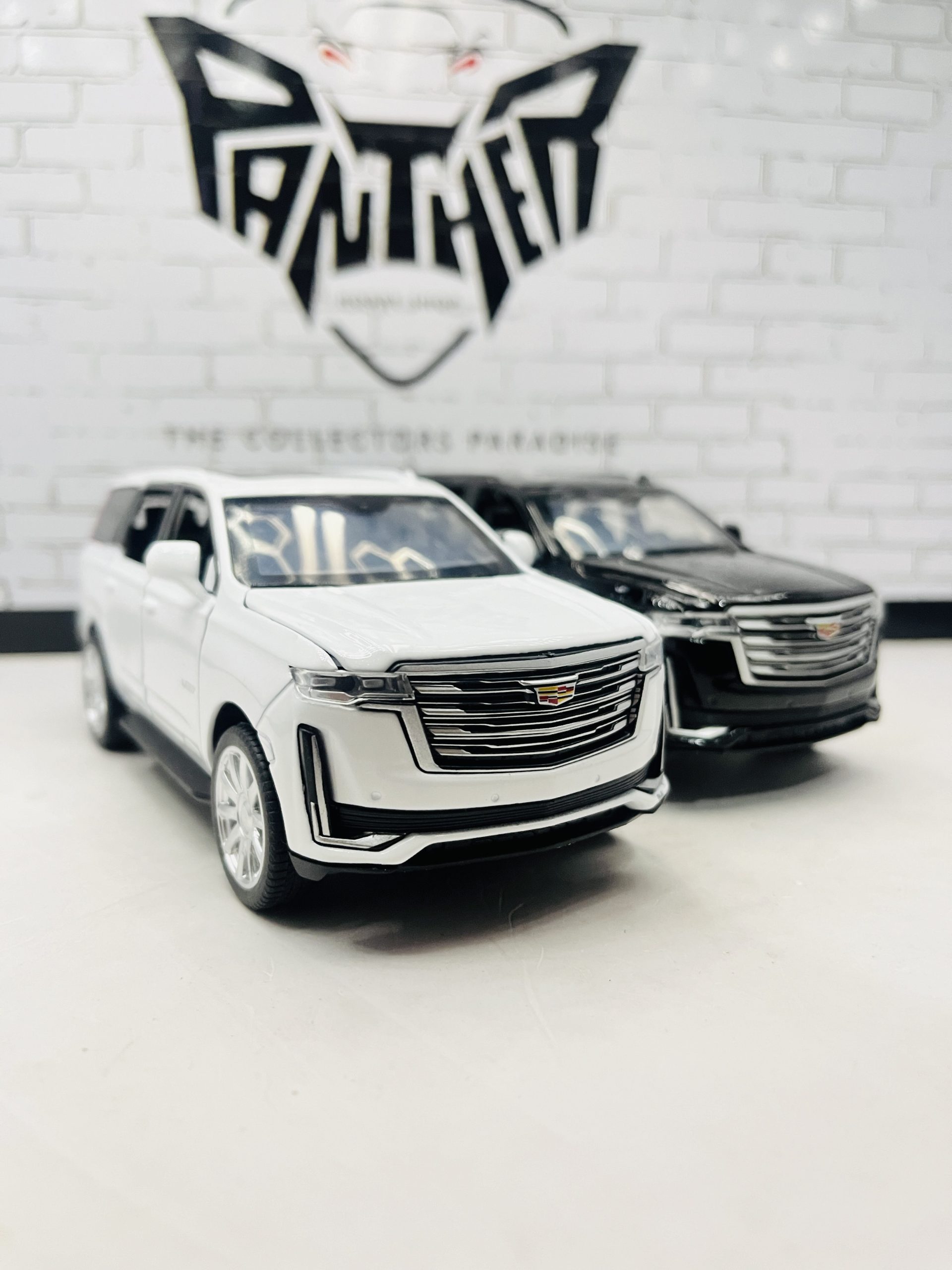 Escalade Cadillac 1:32 Scale Diecast Model
