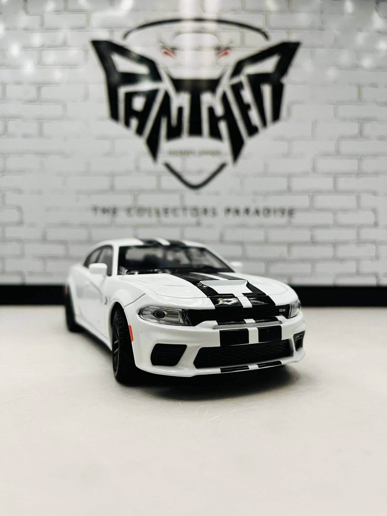 Dodge Charger SRT 1:32 Scale Diecast Model - Image 3