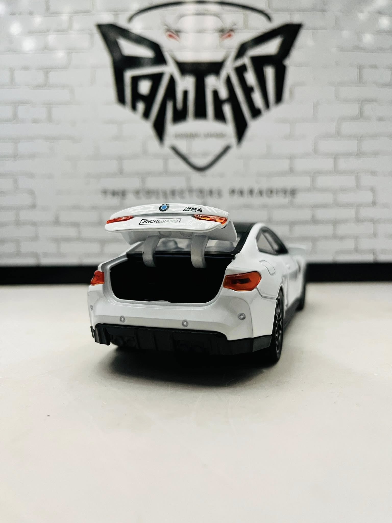 BMW M4 Competition 1:32 Scale Model Car - Image 6