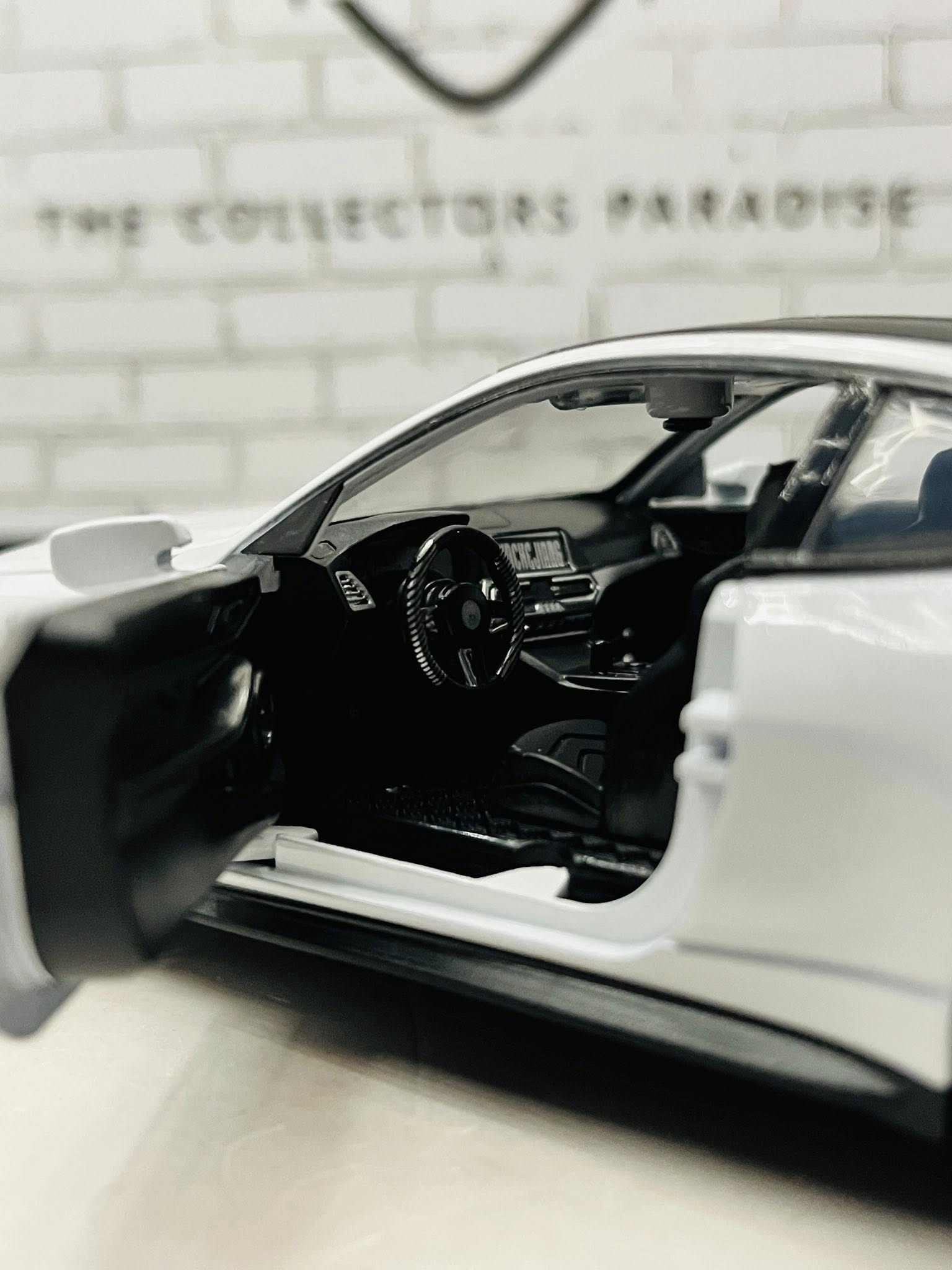 BMW M4 Competition 1:32 Scale Model Car - Image 7