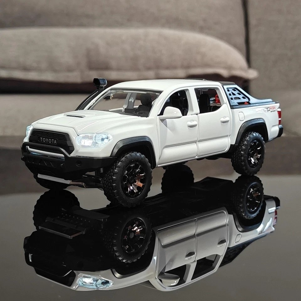 Toyota Tacoma TRO Model 1:32 Scale