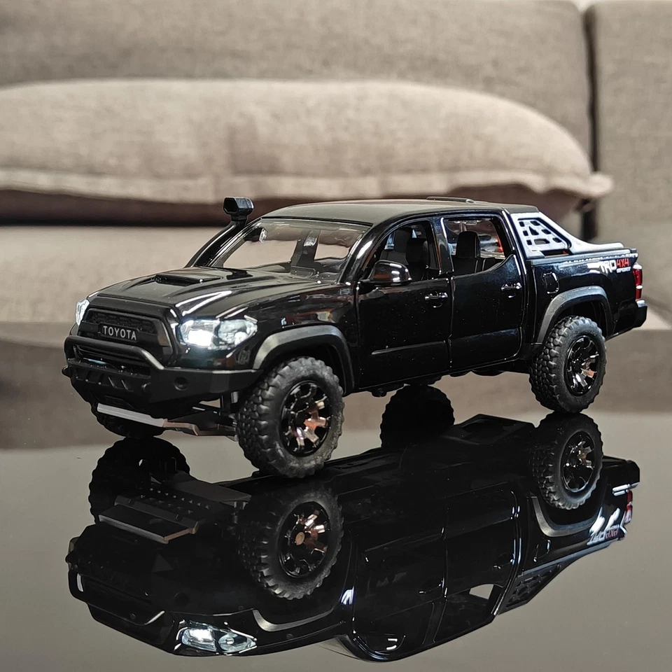 Toyota Tacoma TRO Model 1:32 Scale